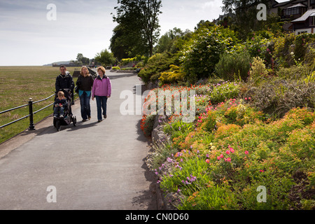 Großbritannien, England, Cumbria, Grange über Sand, Besucher zu Fuß entlang der Strandpromenade promenade am Rand der Morecambe Bay Stockfoto