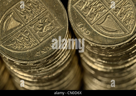 Konzept Pfund Sterling/Euro Dollar Exchange. Schließen Detail aus einem Stapel von alten Stil britische Pfund (1 £) Münzen. Stockfoto