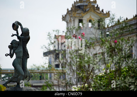 Wasser-Festival-Statue am Bahnhof Yangon Stockfoto