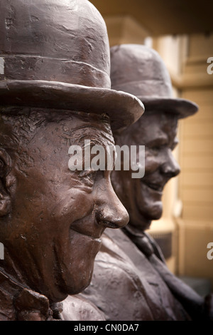 Großbritannien, Cumbria, Ulverston, Statue von Stan Laurel und Oliver Hardy außerhalb Krönungssaal Theater Stockfoto