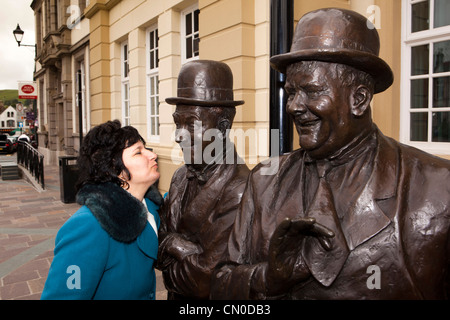 UK, Cumbria, Ulverston, Grafschaft Square Besucher küssen Statue von Stan Laurel und Oliver Hardy außerhalb Stockfoto