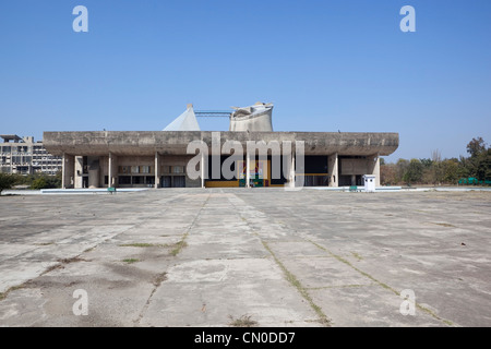 Die gesetzgebende Versammlung Gebäude in das Capitol Komplex in der modernen Stadt Chandigarh, Punjab, Indien. Stockfoto