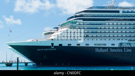 Der Bogen der Holland America Line Nieuw Amsterdam Kreuzfahrt Schiff am Dock in Grand Turk, Turks And Caicos Islands, Karibik Stockfoto