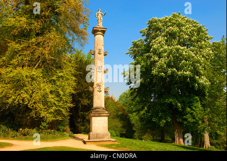 Eine Neo-Classic-Spalte in der englischen Gärten gestaltet von Capability Brown. Buckingham, England Stockfoto