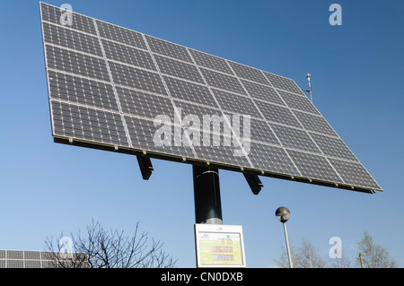 Große Solar-Panels an einem sonnigen Tag Stockfoto