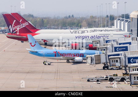 Virgin Atlantic 747s und eine Thompson 737-33V am Stand Manchester Airport Terminal 2 Stockfoto