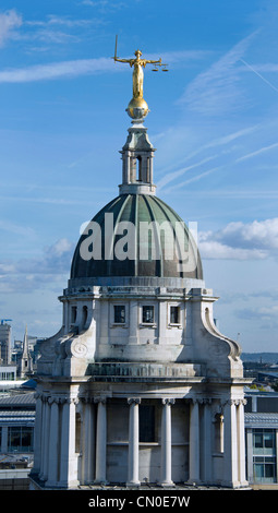 Die Statue der Justitia oder die Waage der Gerechtigkeit über die zentralen Strafgerichtshof Old Bailey, London. Stockfoto