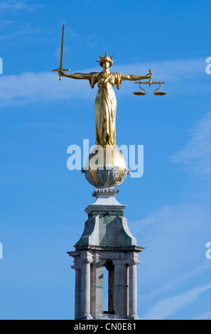 Die Statue der Justitia oder die Waage der Gerechtigkeit über die zentralen Strafgerichtshof Old Bailey, London. Stockfoto