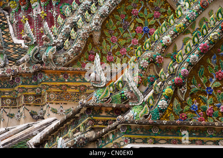 Mosaikdekorationen Wat Phra Kaew im Grand Palace Bangkok, farbenfrohes Mosaik, Muster, Bangkok, Thailand Stockfoto