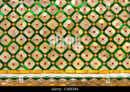 Mosaikdekorationen Wat Phra Kaew im Grand Palace Bangkok, farbenfrohes Mosaik, Muster, Bangkok, Thailand Stockfoto