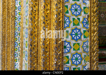 Mosaikdekorationen Wat Phra Kaew im Grand Palace Bangkok, farbenfrohes Mosaik, Muster, Bangkok, Thailand Stockfoto