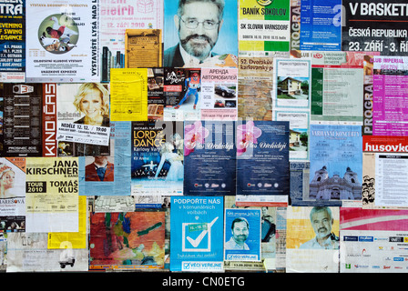 Plakate hängen an der Wand, Karlovy Vary, Tschechien - Mar 2011 Stockfoto