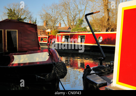 Rote Schmalboote moorierten auf dem Ashby Kanal bei Stoke Golding Stockfoto