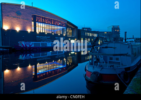 Hackney Wick über Lee Navigation bei Nacht, London zu sehen. Vereinigtes Königreich Stockfoto