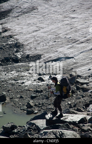 Walker auf Haute Route am Rande des Glacier de Prafleuri. Stockfoto