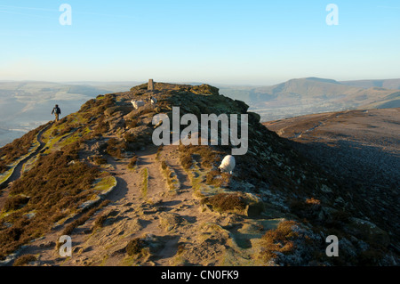 Der Gipfel des Win Hill, in der Nähe von Hope, Peak District, Derbyshire, England, UK.  Mam Tor in der Ferne auf der rechten Seite. Stockfoto