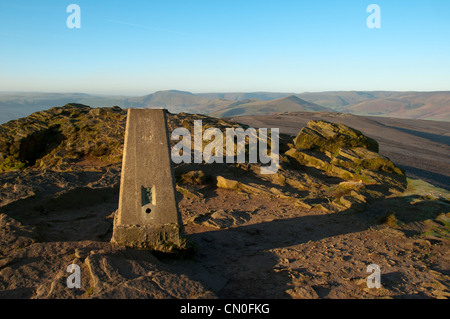 Triglyzerid Punkt auf dem Gipfel des Win Hill, in der Nähe von Hope, Peak District, Derbyshire, England, UK.  Edale in der Ferne auf der rechten Seite. Stockfoto