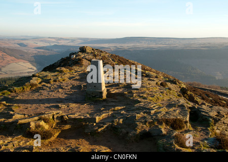 Triglyzerid Punkt auf dem Gipfel des Win Hill, in der Nähe von Hope, Peak District, Derbyshire, England, UK.  Hope Valley hinter. Stockfoto