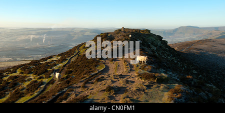 Der Gipfel des Win Hill, in der Nähe von Hope, Peak District, Derbyshire, England, UK.  Hope Valley hinter mit Mam Tor auf der rechten Seite. Stockfoto