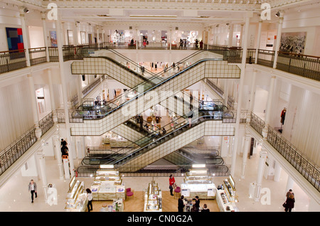 Innenraum des Kaufhauses 'Le Bon Marche'. St Germain des Prés Gegend von Paris, Frankreich Stockfoto