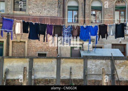 Wäsche hängen von einer Linie in Venedig Italien Stockfoto