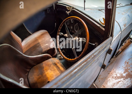 Autos, die waren einst in der Auto-Sammlung Schlumpf und behielt durch die Schlumpf-Familie dann verkauft an Peter Mullin links unrestore Stockfoto