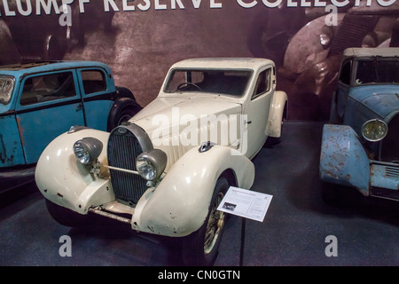 Autos, die waren einst in der Auto-Sammlung Schlumpf und behielt durch die Schlumpf-Familie dann verkauft an Peter Mullin links unrestore Stockfoto