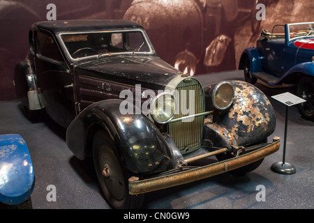 Autos, die waren einst in der Auto-Sammlung Schlumpf und behielt durch die Schlumpf-Familie dann verkauft an Peter Mullin links unrestore Stockfoto