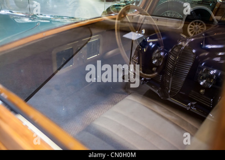 Reflexionen im Fenster von der 1937 Hispano Suiza K6 Shooting Brake im Mullin Museum in Oxnard, Kalifornien Stockfoto