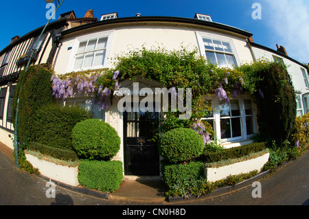 Stadt auf dem Land mit Glyzinien wachsen auf sie. Buckingham High Street, Böcke Stockfoto