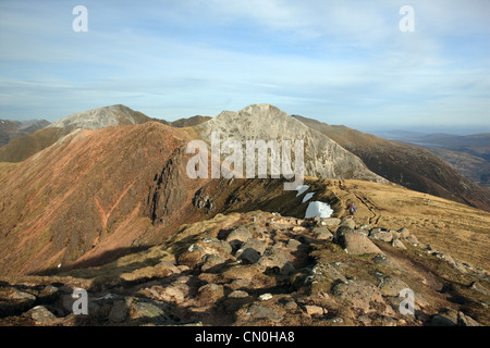 Walker, durchqueren die welligen Bergrücken zwischen Mullach Nan Coirean (939m) in Richtung Stob Ban (999m) in der Mamores of Scotland Stockfoto