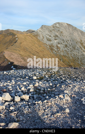 Die blass grau Quarzit-Felsen auf der Strecke nach Stob Ban von Mullach Nan Coirean in der Mamore Bergkette von Schottland Stockfoto