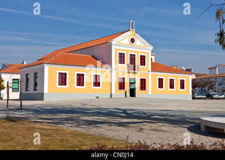 Die städtische Bibliothek Nisa auch bekannt als Biblioteca Municipal Dr. Motta e Moura. Nisa, Portugal. Stockfoto