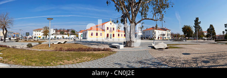 Ansicht des Platzes Republica, auch bekannt als Rossio, in die Stadt Nisa mit der Stadtbibliothek. Nisa, Portugal Stockfoto