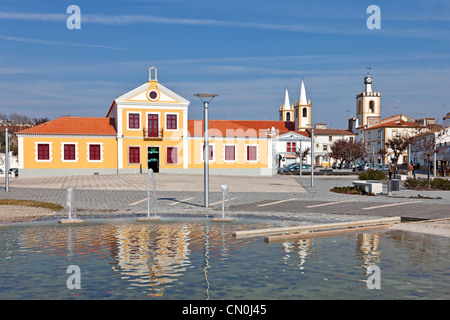 Die städtische Bibliothek von Nisa auch bekannt als Biblioteca Municipal Dr. Motta e Moura und ein Blick auf das Dorf. Nisa, Portugal. Stockfoto