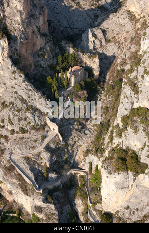 LUFTAUFNAHME. Kleine Kapelle in einem tiefen engen Kalksteinschlucht. Kapelle Notre-Dame de Beauvoir, Moustiers-Sainte-Marie, Provence, Frankreich. Stockfoto