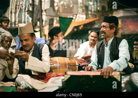 Qawwali Musiker während der jährlichen Urs (Todestag) von Auliya (Heiliger Nizamuddin mit Delhi Hazrat Nizamuddin Dargah (Tempel) Stockfoto