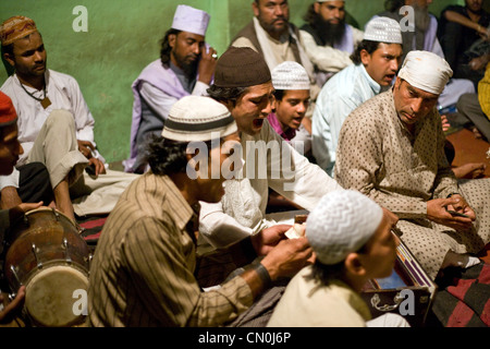 Qawwali Musiker während der jährlichen Urs (Todestag) von Auliya (Heiliger Nizamuddin mit Delhi Hazrat Nizamuddin Dargah (Schrein) Stockfoto