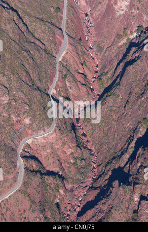 LUFTAUFNAHME. Straße, die zum Dorf Beuil les Launes führt und eine tiefe Schlucht aus rotem Pelit durchquert. Cians Gorge, das Hinterland der französischen Riviera, Frankreich. Stockfoto