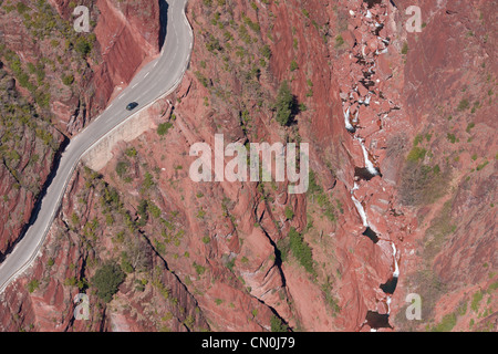 LUFTAUFNAHME. Straße, die zum Dorf Beuil les Launes führt und eine tiefe Schlucht aus rotem Pelit durchquert. Cians Gorge, das Hinterland der französischen Riviera, Frankreich. Stockfoto