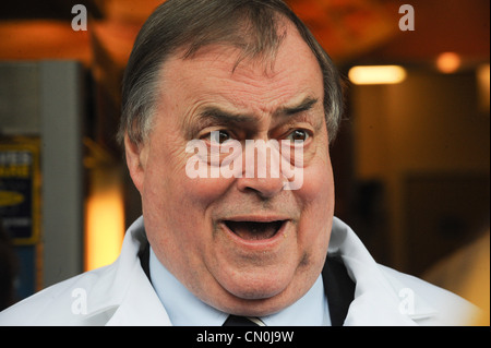 Der ehemalige stellvertretende Premierminister John Prescott während eines Besuchs in Greggs die Bäcker in Brighton, Sussex UK März 2012 Stockfoto