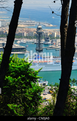 Blick von der Festung Castell de Montjuïc auf den Hafen und den Port Vell, Barcelona, Spanien. Stockfoto