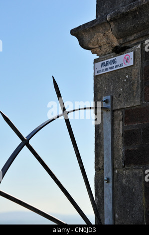 "Warnung Anti-Aufstieg FARBAUFTRAG", Zeichen auf verfallene Gebäude. Die Promenade, Grange-über-Sande, Cumbria, England, Vereinigtes Königreich Stockfoto