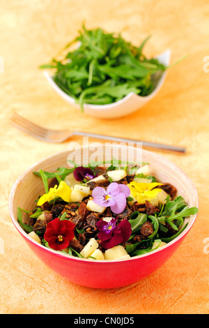 Salat mit knusprigem Wildreis. Rezept erhältlich Stockfoto