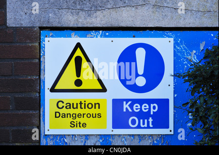 "Vorsicht gefährliche Website halten heraus", verfallene Gebäude anmelden. Die Promenade, Grange-über-Sande, Cumbria, England, Vereinigtes Königreich. Stockfoto