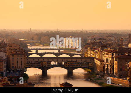 Europa, Italien, Florenz, Ponte Vecchio über den Arno Fluss bei Sonnenuntergang Stockfoto