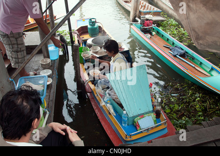 BANGKOK - 28. März 2011: Frau verkaufen Essen am Fluss am 28. März 2011 auf dem Fluss Klongs in Bangkok, Thailand Stockfoto