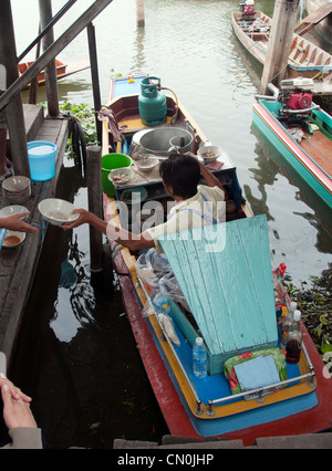 BANGKOK - 28. März 2011: Frau verkaufen Essen am Fluss am 28. März 2011 auf dem Fluss Klongs in Bangkok, Thailand Stockfoto