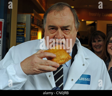 Der ehemalige stellvertretende Premierminister John Prescott versucht eine heiße pastöse während eines Besuchs in Greggs die Bäcker in Brighton, Sussex UK. Stockfoto