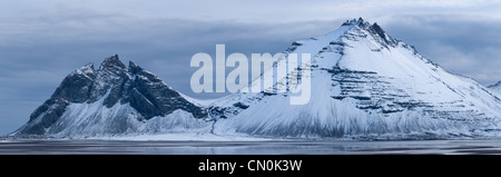 Schneebedeckte Berge. Osten Fjorde, Island. Stockfoto